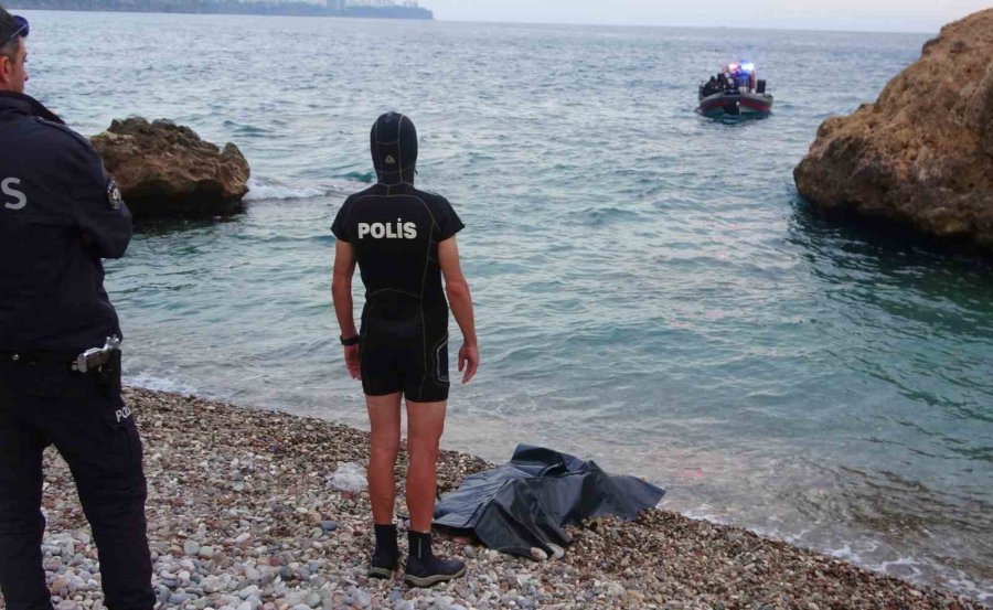 Montuyla Ayakkabısını Çıkarıp Kot Ve Atletle Denize Giren Genç Boğuldu