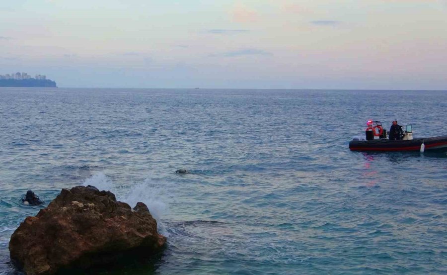 Montuyla Ayakkabısını Çıkarıp Kot Ve Atletle Denize Giren Genç Boğuldu