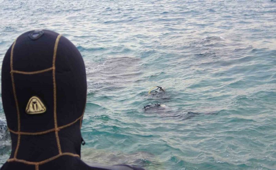 Montuyla Ayakkabısını Çıkarıp Kot Ve Atletle Denize Giren Genç Boğuldu