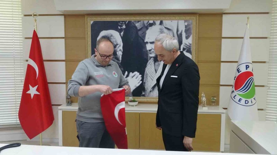 Çöpte Bulduğu Bayrağı Alıp Temizleyen Ve Kamyonuna Asan Kepez Belediyesi Çalışanına Başkandan Plaket