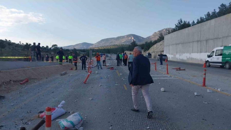 Tır Rampaya Çarptı, Fırlayan Mermerler Minibüsü Parçaladı: 1 Ölü, 3 Yaralı