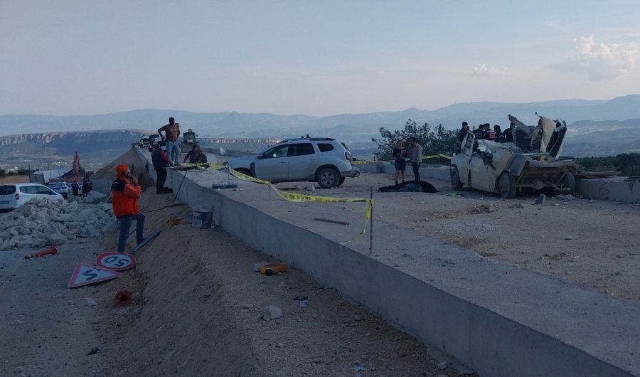 Tır Rampaya Çarptı, Fırlayan Mermerler Minibüsü Parçaladı: 1 Ölü, 3 Yaralı