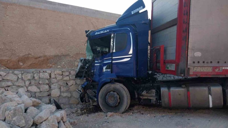 Tır Rampaya Çarptı, Fırlayan Mermerler Minibüsü Parçaladı: 1 Ölü, 3 Yaralı