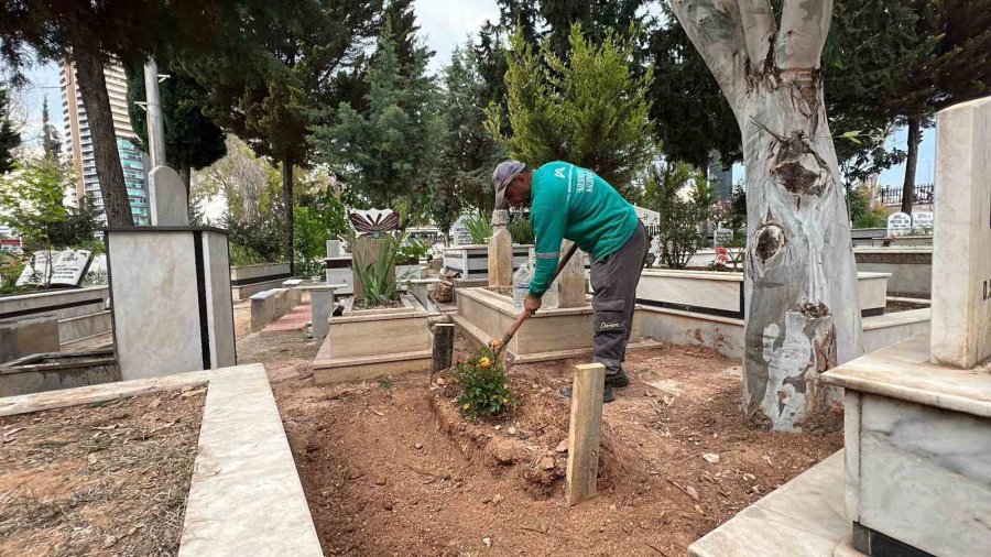 Boğazına Çilek Kaçarak Hayatını Kaybeden Minik Mustafa Mersin’de Toprağa Verildi