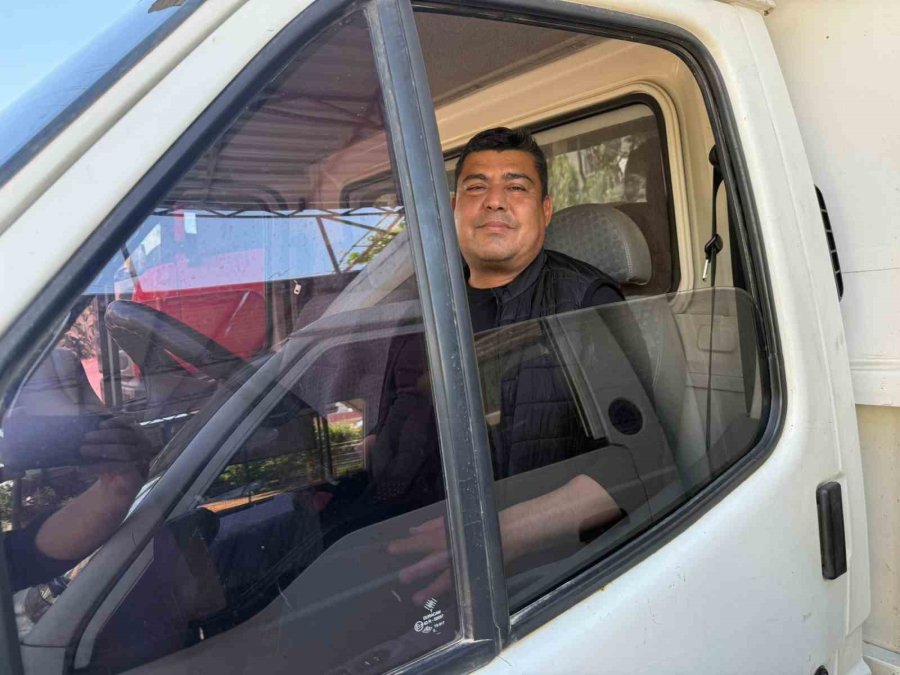 Biber Yüklü Kamyoneti Çaldılar, Biberleri Satıp Parasını Harcayamadan Yakalandılar