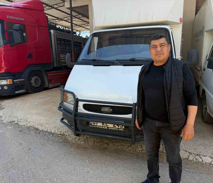 Biber Yüklü Kamyoneti Çaldılar, Biberleri Satıp Parasını Harcayamadan Yakalandılar