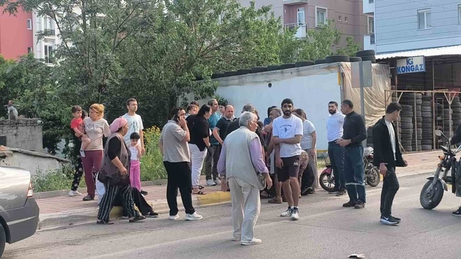 Yaya Geçidinden Geçen Motosiklete Çarpmamak İçin Direksiyonu Kırınca Ağaca Çarptı