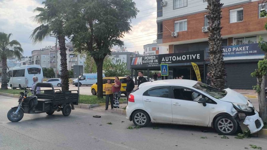 Yaya Geçidinden Geçen Motosiklete Çarpmamak İçin Direksiyonu Kırınca Ağaca Çarptı
