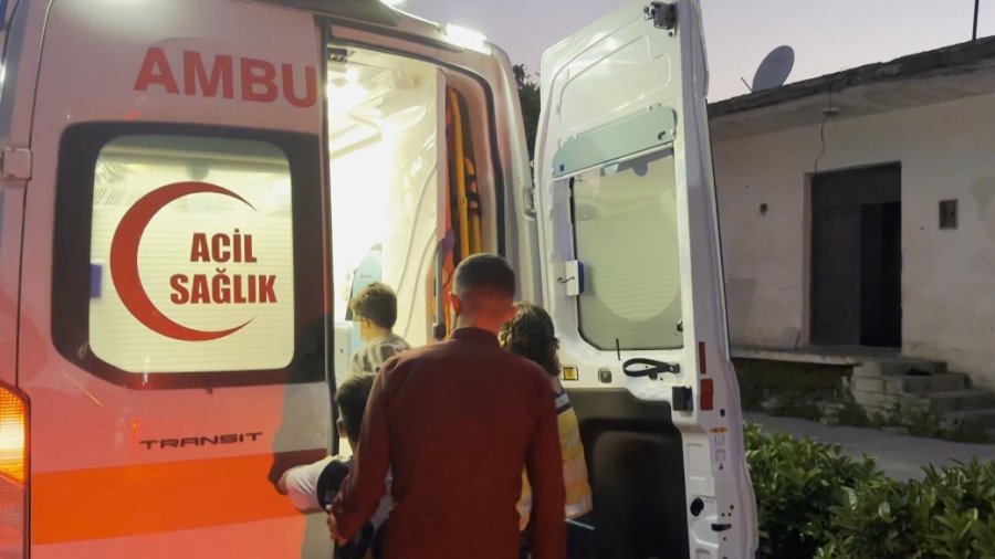 Kazada Hafif Yaralanan Küçük Kardeşleri Kimse İkna Edemedi: Babadan Gelen Telefonla Ambulansa Bindiler
