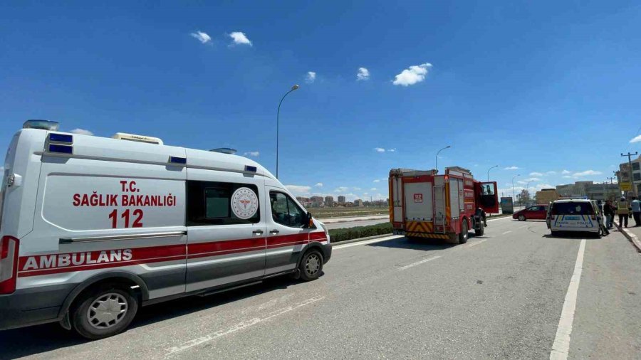 Park Halindeki Araca Çarpan Otomobilin Devrildiği Anlar Kameraya Yansıdı: 1 Yaralı