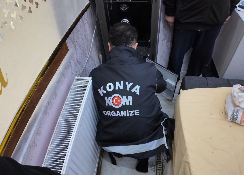 Tefecilere Şafak Operasyonu: Evden Servet Çıktı