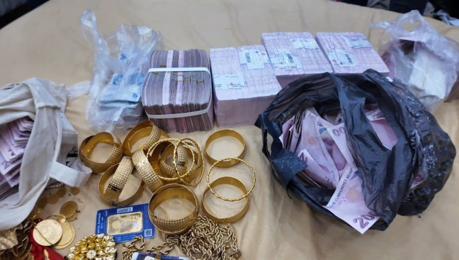 Tefecilere Şafak Operasyonu: Evden Servet Çıktı