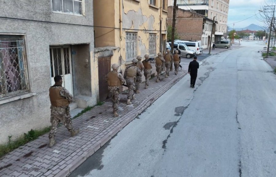 Tefecilere Şafak Operasyonu: Evden Servet Çıktı