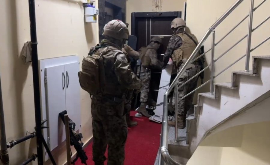 Tefecilere Şafak Operasyonu: Evden Servet Çıktı