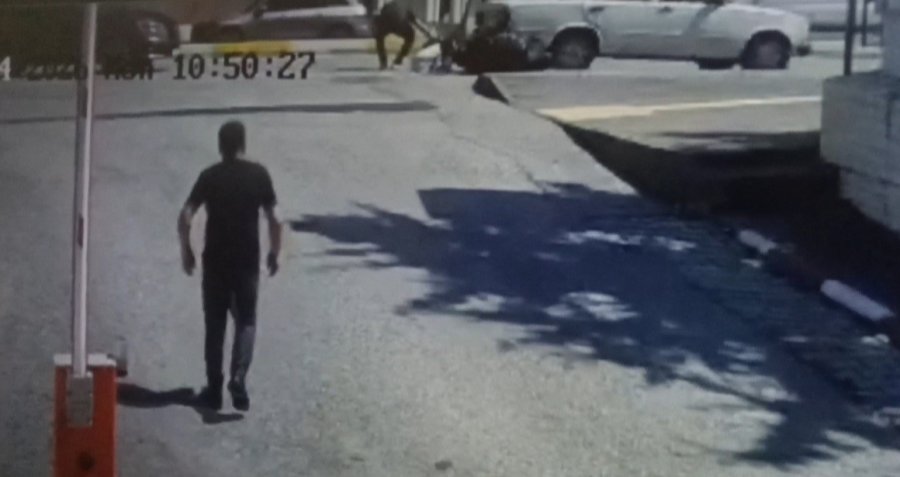 Otomobille Çarpışan Elektrikli Bisiklet Sürücüsü, Park Halindeki Aracın Altına Sürüklendi