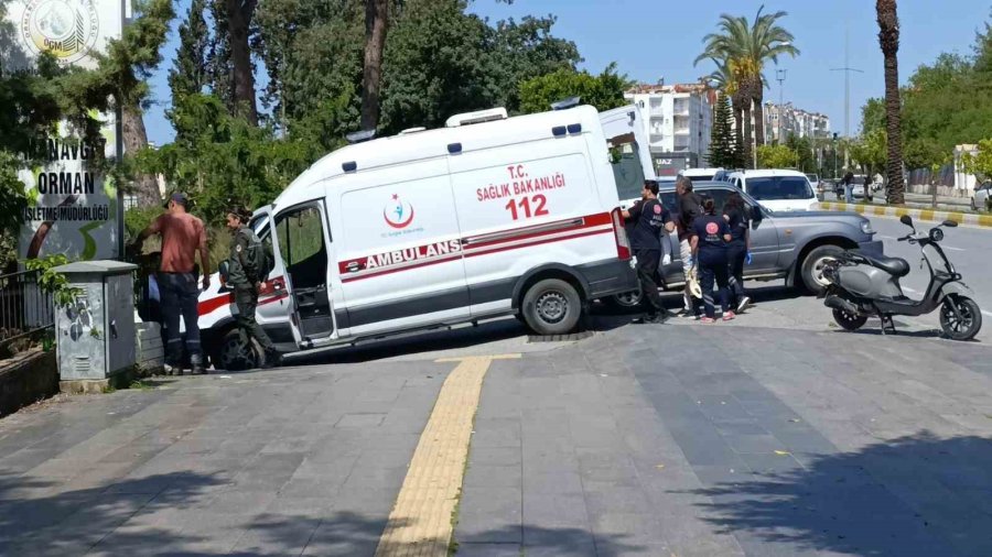 Otomobille Çarpışan Elektrikli Bisiklet Sürücüsü, Park Halindeki Aracın Altına Sürüklendi