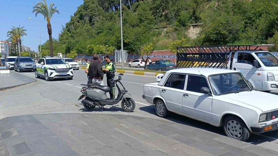 Otomobille Çarpışan Elektrikli Bisiklet Sürücüsü, Park Halindeki Aracın Altına Sürüklendi