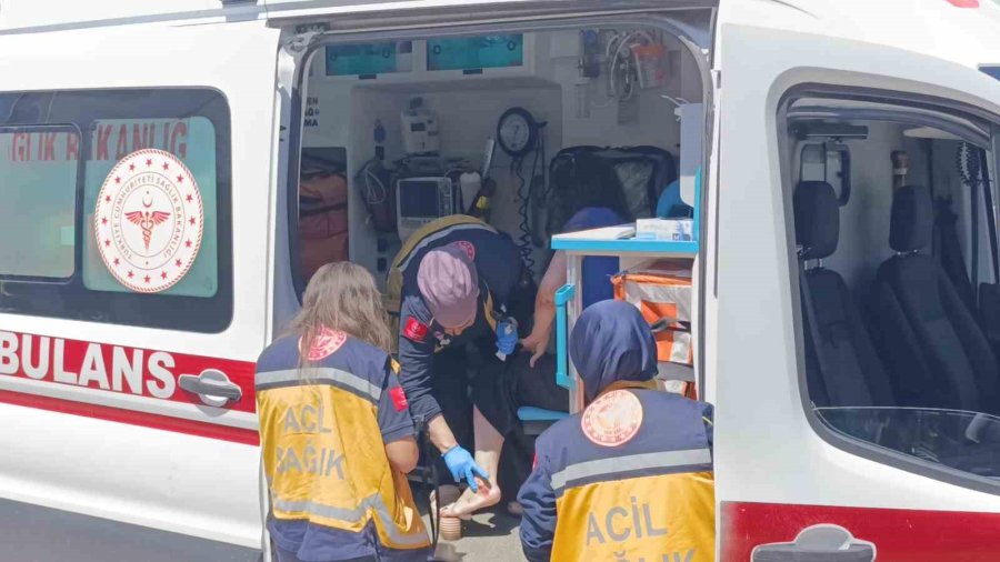 Manevra Yaparken Devrilen Elektrikli Bisikletin Sürücüsü Hafif Yaralandı