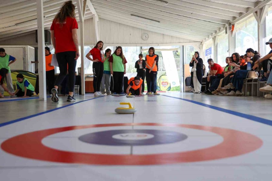 Antalya Büyükşehir Belediyesi’nden Kız Çocuklarına Spor Desteği