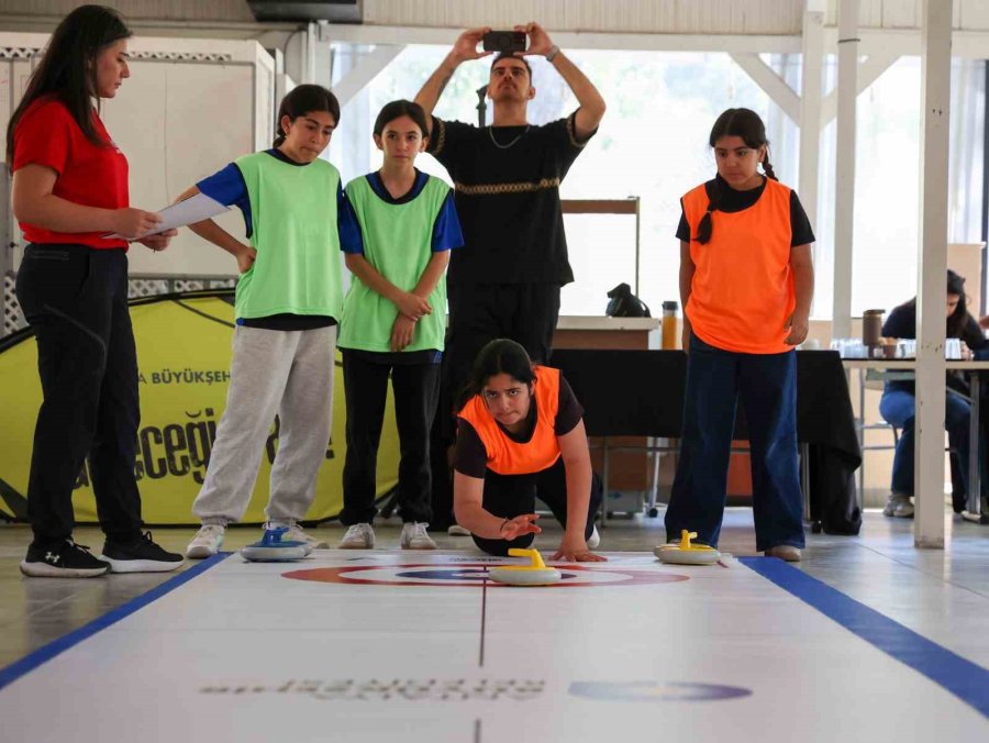 Antalya Büyükşehir Belediyesi’nden Kız Çocuklarına Spor Desteği