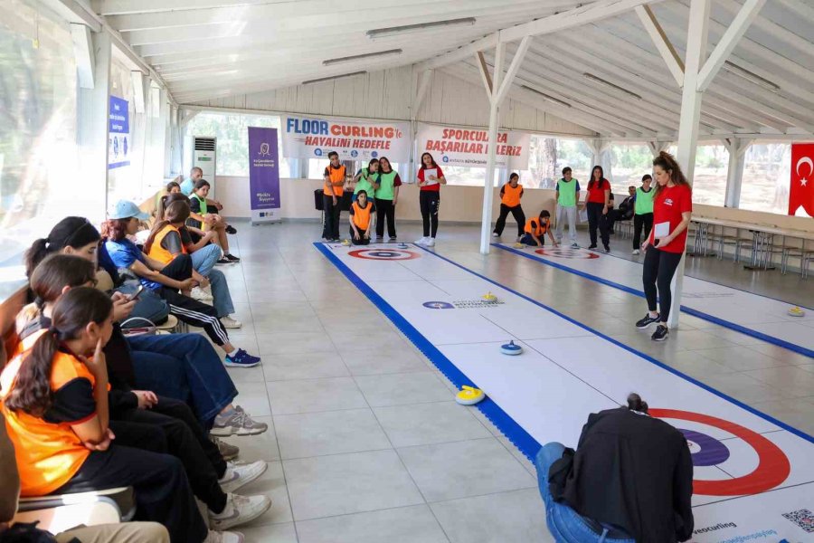 Antalya Büyükşehir Belediyesi’nden Kız Çocuklarına Spor Desteği