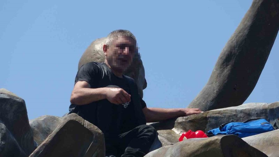 Anıtın Tepesinde Kulaklık Takıp Dans Etti Yanına Kimseyi Yaklaştırmadı