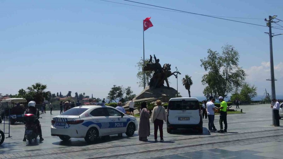Anıtın Tepesinde Kulaklık Takıp Dans Etti Yanına Kimseyi Yaklaştırmadı