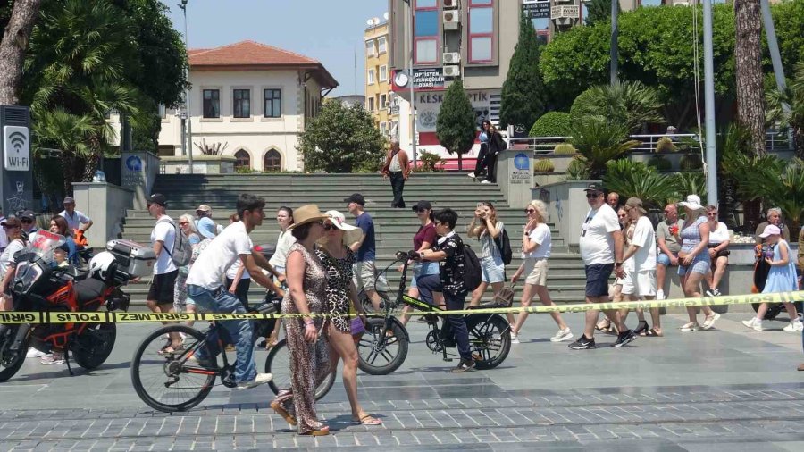 Anıtın Tepesinde Kulaklık Takıp Dans Etti Yanına Kimseyi Yaklaştırmadı