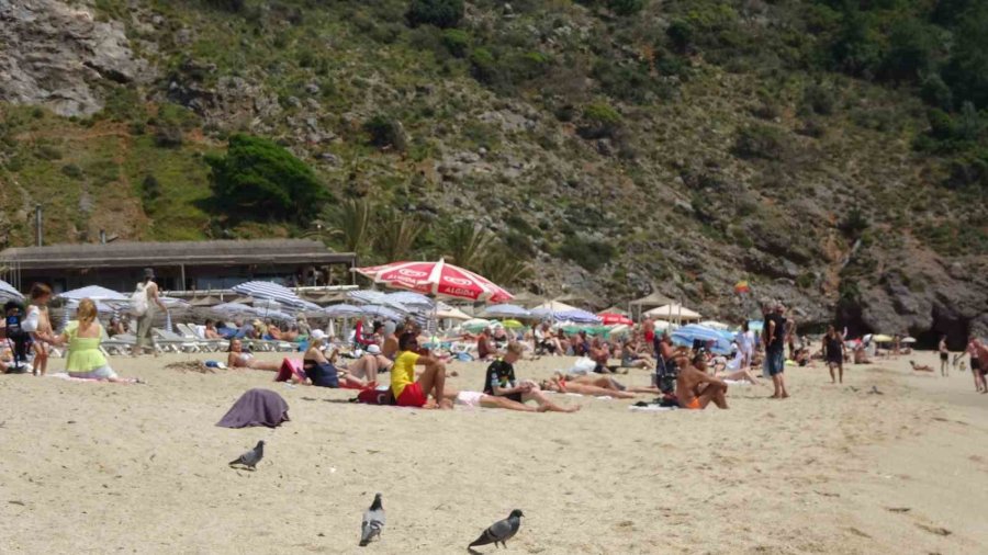 Alanya’da Yaz Erken Geldi, Yerli Ve Yabancı Turistler Sahile Koştu