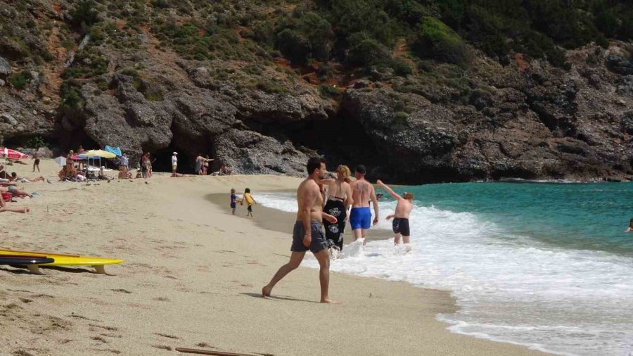 Alanya’da Yaz Erken Geldi, Yerli Ve Yabancı Turistler Sahile Koştu