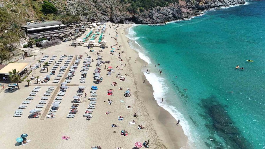 Alanya’da Yaz Erken Geldi, Yerli Ve Yabancı Turistler Sahile Koştu