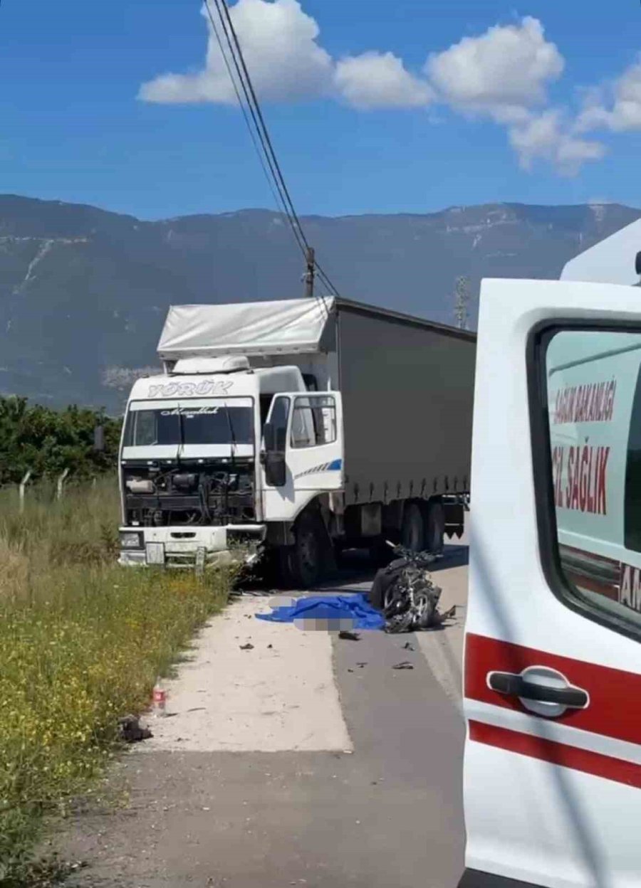 Kamyonla Çarpışan Motosikletli Hayatını Kaybetti
