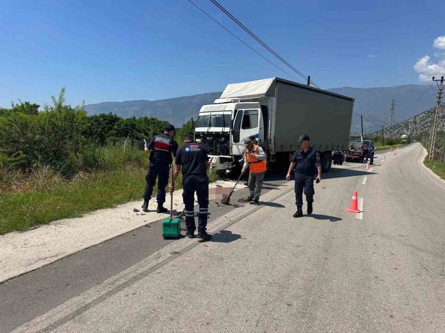 Kamyonla Çarpışan Motosikletli Hayatını Kaybetti