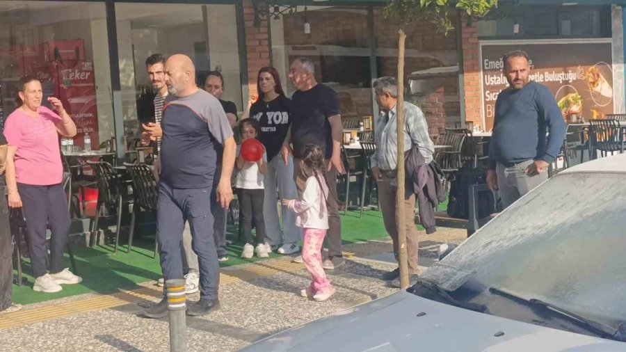 Bir Anda Patlayıp Alev Topuna Dönen Araçtan Atlayıp Canlarını Zor Kurtardılar