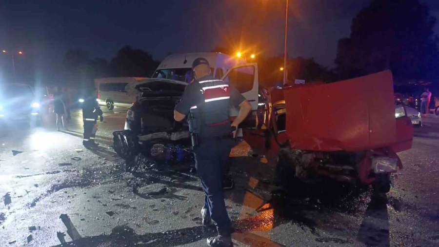 Manavgat’ta Tur Minibüsü İle Otomobil Çarpıştı: 4 Yaralı