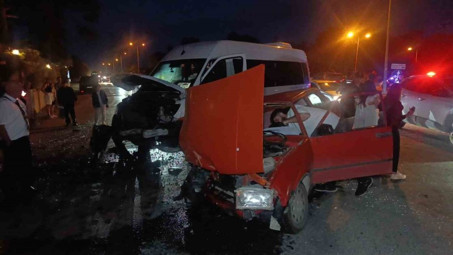 Manavgat’ta Tur Minibüsü İle Otomobil Çarpıştı: 4 Yaralı