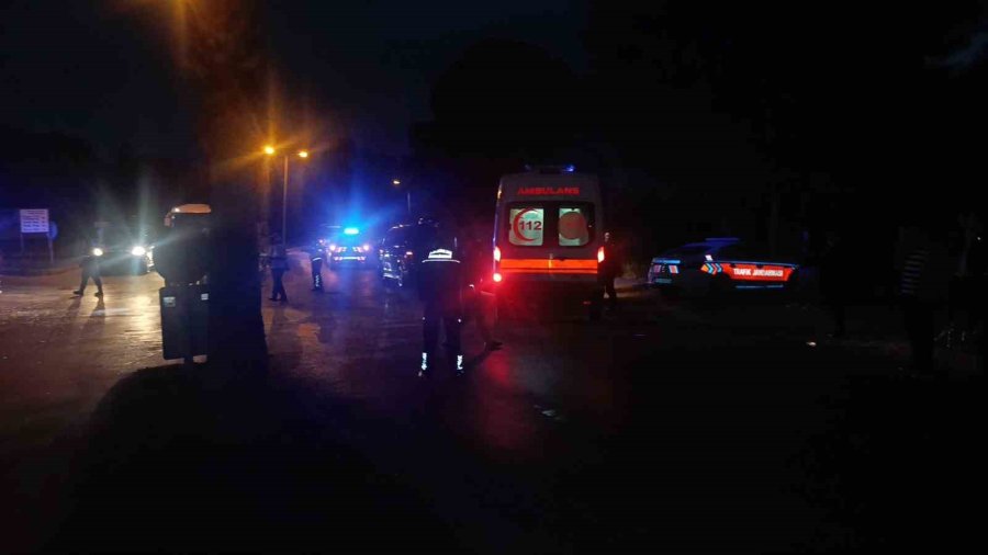 Manavgat’ta Tur Minibüsü İle Otomobil Çarpıştı: 4 Yaralı