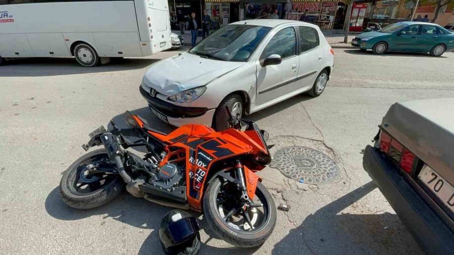 Motosikletin Otomobille Çarpıştığı Kaza Kamerada: 1 Yaralı