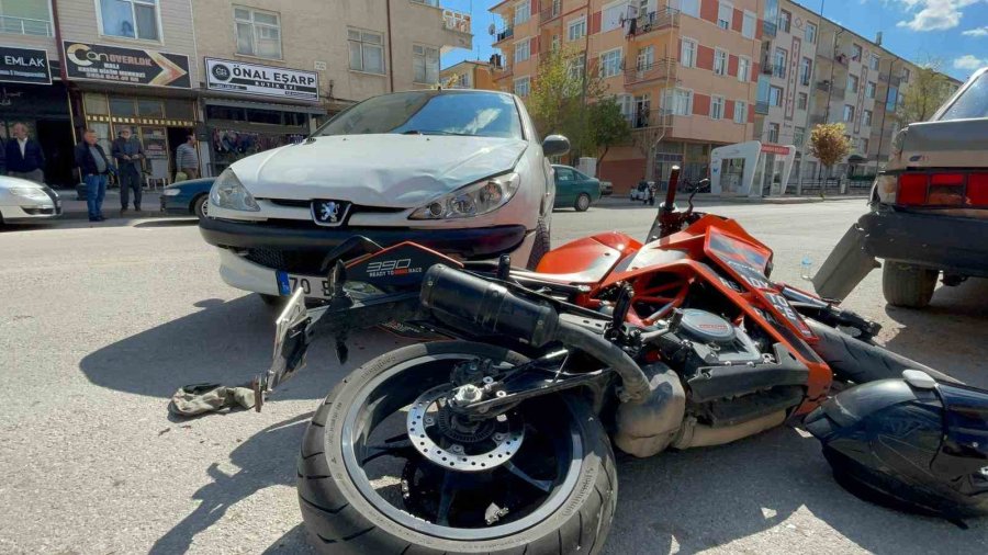 Motosikletin Otomobille Çarpıştığı Kaza Kamerada: 1 Yaralı