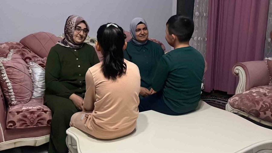 İlkokul Öğrencilerinin Sıra Tartışmasında Okula Gelen Baba, Anne Ve Babaanne 2 Çocuğu Darp Etti