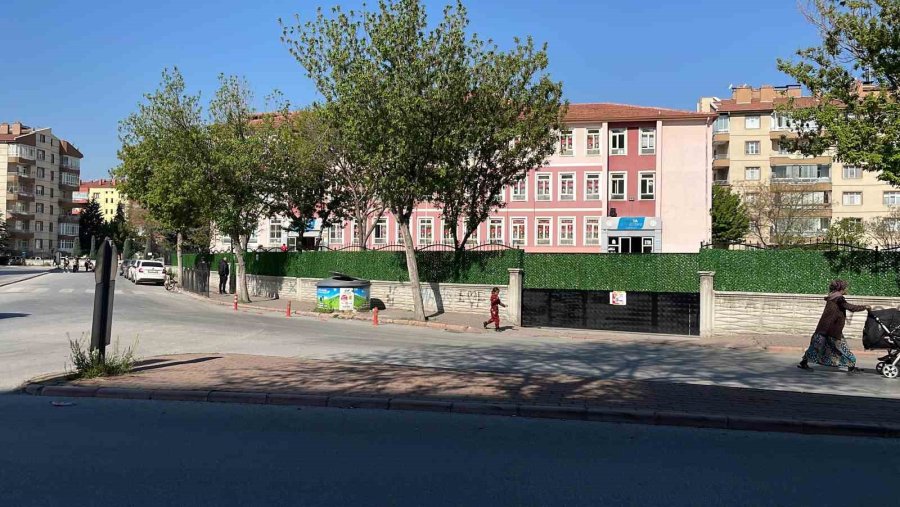 İlkokul Öğrencilerinin Sıra Tartışmasında Okula Gelen Baba, Anne Ve Babaanne 2 Çocuğu Darp Etti