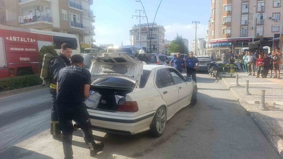 Bir Anda Patlayıp Alev Topuna Dönen Araçtan Atlayıp Canlarını Zor Kurtardılar