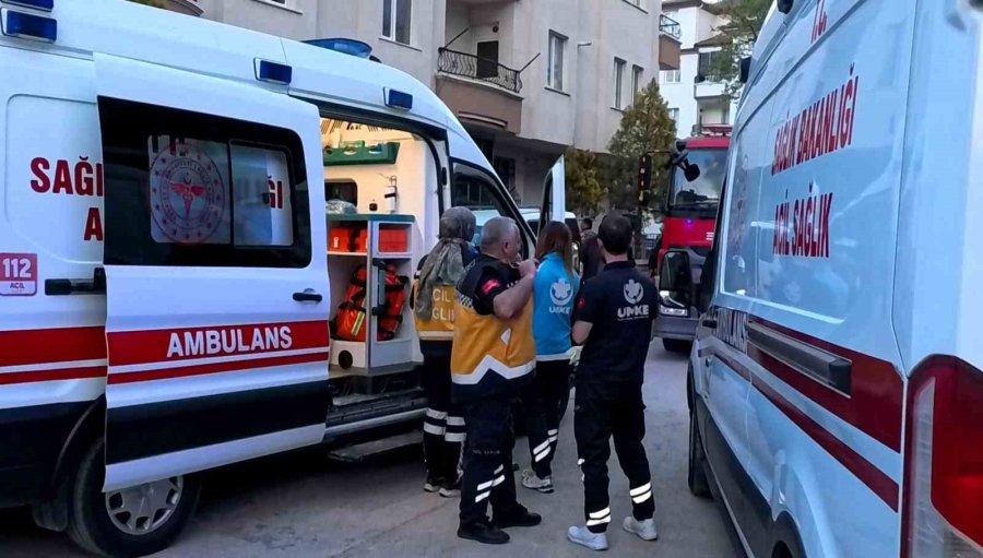 Evinde Çıkan Yangını Söndürmek İsterken Yanarak Can Verdi