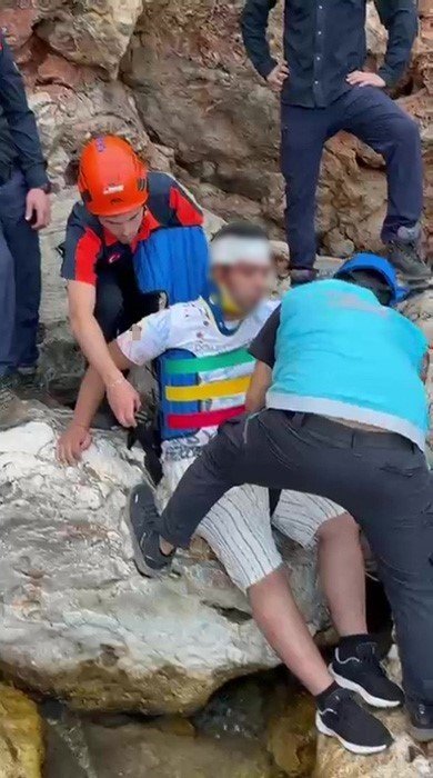 Kayalıklardan Düşerek Yaralanan Şahıs İçin Ekipler Alarma Geçti