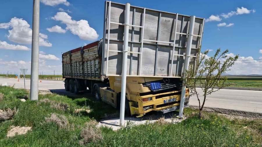 Sürücüsü Fenalaşan Tır Reklam Tabelasına Çarptı: 4 Yaralı