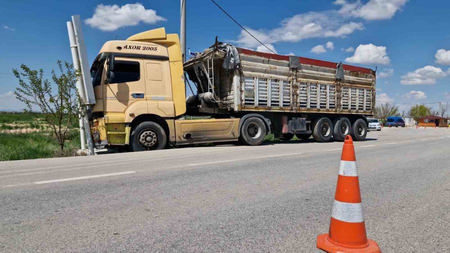 Sürücüsü Fenalaşan Tır Reklam Tabelasına Çarptı: 4 Yaralı