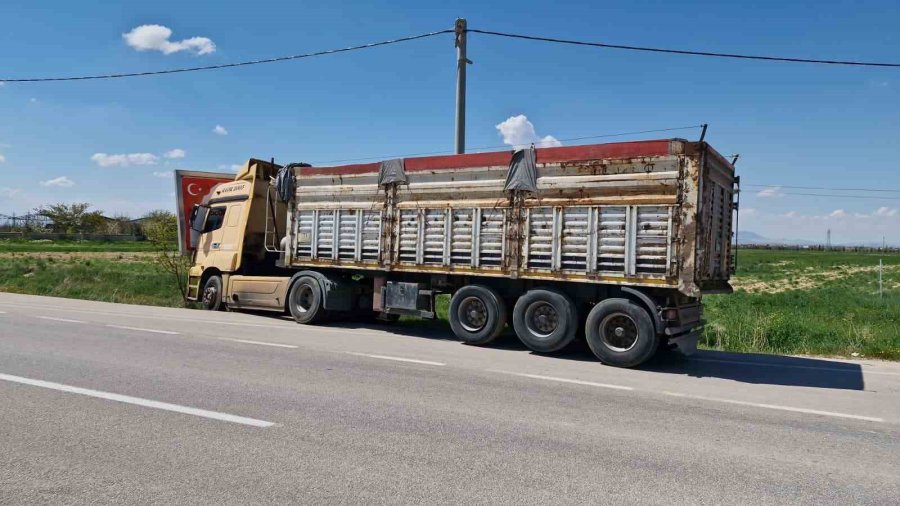 Sürücüsü Fenalaşan Tır Reklam Tabelasına Çarptı: 4 Yaralı