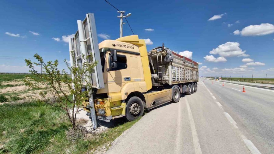 Sürücüsü Fenalaşan Tır Reklam Tabelasına Çarptı: 4 Yaralı