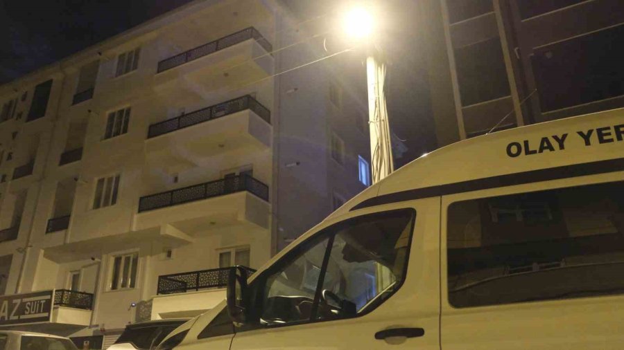 Arkadaşının Evinde Pencereden Düşen Üniversiteli Kız Ağır Yaralandı