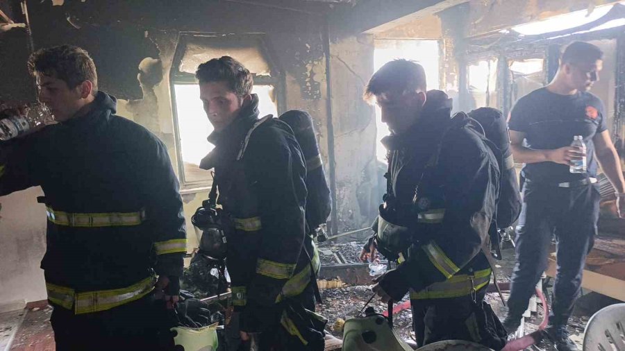 Turistler Pazar Alışverişini Bırakıp Yangın Görüntüleme Yarışına Girdi